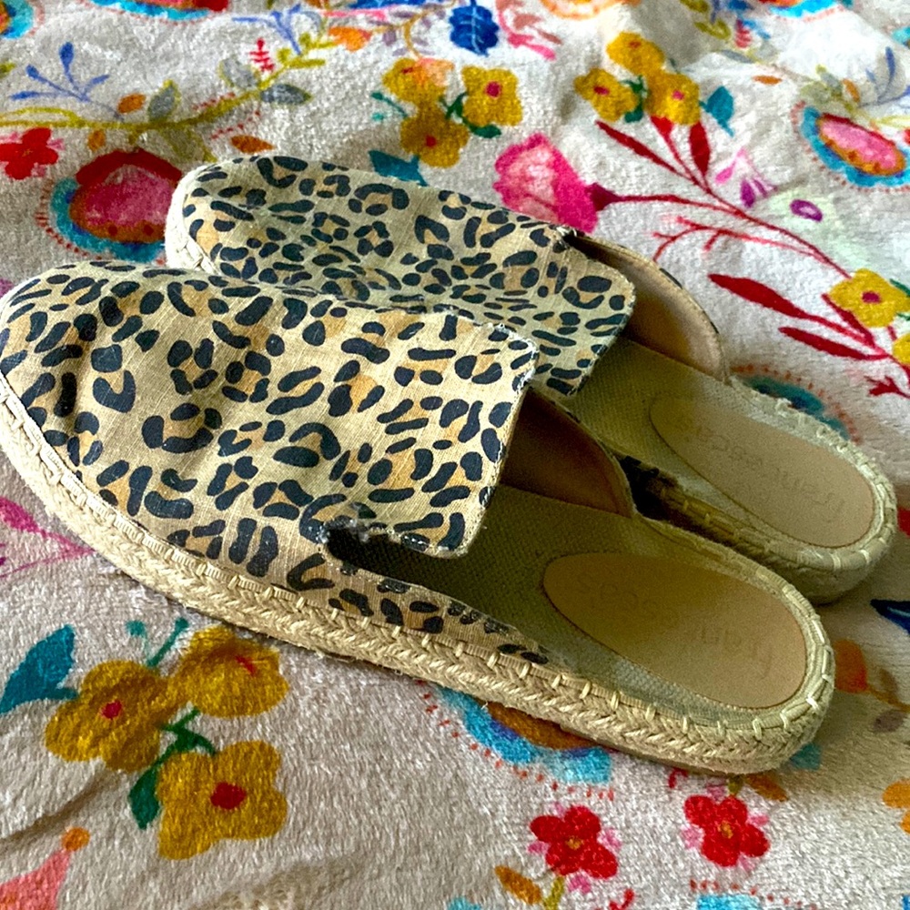 leopard print mules/slides